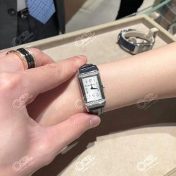 实拍 调美价 积家Jaeger Revers one一号翻转腕表 ！翻转真的是好看到爆炸积家翻转系列3288420 ！低调有历史底蕴！尺寸40.1*20独具一格，进口朗达机芯稳定持久，烧钢蓝指针芳泽无加，午夜蓝色的小牛皮如精灵般俏皮可爱 ，加上原装表扣独特100%的还原度。优雅的气质，精致的翻转结构，精美的做工，腕间璀璨美钻照亮倾心时刻，会让佩戴者赏心悦目，爱不释手。2020大旱望云，愿所有的美好都能如期而至。认准实拍细节！小红书爆款推荐！鳄鱼皮