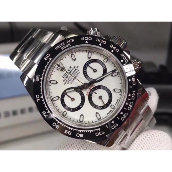 ROLEX 劳力士 专柜，和他们谈起热门款很少有货，Sales大姐说：劳力士从来不缺客户，缺的是货[捂脸]其实的确，说话是牛逼，但是是事实！绿水鬼很火吧，但迪通拿貌似逼格更高。9万多的公价已经被炒到了15万，肯定会破17！是真正一表难求。