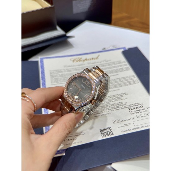 《YF出品》萧邦Happy Diamonds系列在女士腕表当中非常具有标志性,这款腕表拥有36和30毫米的腕表直径,对于大部分女士来说这个尺寸刚刚好。极具标志性的表壳设计搭配银色表盘,盘面上转动的钻石是萧邦Happy Diamonds最大的亮点设计所在。腕表搭载了自动上链机芯,能够为腕表提供42个小时的动力储存。。。YF臻品(2021新鲜上市):萧邦HAPPY DIAMONDS系列274893-5003腕表(精钢-玫瑰金-白色贝壳表盘,7颗彩色活动钻石,2892-2全自动机械,36毫米) 《YF出品》萧邦Happy Diamonds系列在女士腕表当中非常具有标志性,这款腕表拥有36和30毫米的腕表直径,对于大部分女士来说这个尺寸刚刚好。极具标志性的表壳设计搭配银色表盘,盘面上转动的钻石是萧邦Happy Diamonds最大的亮点设计所在。腕表搭载了自动上链机芯,能够为腕表提供42个小时的动力储存。。。YF臻品(2021新鲜上市):萧邦HAPPY DIAMONDS系列274893-5003腕表(精钢-玫瑰金-白色贝壳表盘,7颗彩色活动钻石,2892-2全自动机械,36毫米)