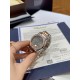 《YF出品》萧邦Happy Diamonds系列在女士腕表当中非常具有标志性,这款腕表拥有36和30毫米的腕表直径,对于大部分女士来说这个尺寸刚刚好。极具标志性的表壳设计搭配银色表盘,盘面上转动的钻石是萧邦Happy Diamonds最大的亮点设计所在。腕表搭载了自动上链机芯,能够为腕表提供42个小时的动力储存。。。YF臻品(2021新鲜上市):萧邦HAPPY DIAMONDS系列274893-5003腕表(精钢-玫瑰金-白色贝壳表盘,7颗彩色活动钻石,2892-2全自动机械,36毫米) 《YF出品》萧邦Happy Diamonds系列在女士腕表当中非常具有标志性,这款腕表拥有36和30毫米的腕表直径,对于大部分女士来说这个尺寸刚刚好。极具标志性的表壳设计搭配银色表盘,盘面上转动的钻石是萧邦Happy Diamonds最大的亮点设计所在。腕表搭载了自动上链机芯,能够为腕表提供42个小时的动力储存。。。YF臻品(2021新鲜上市):萧邦HAPPY DIAMONDS系列274893-5003腕表(精钢-玫瑰金-白色贝壳表盘,7颗彩色活动钻石,2892-2全自动机械,36毫米)