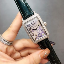 法兰克穆勒Franck muller- Long Island长岛系列时尚腕表，众多网红同款，316L精钢材质，搭配亮皮表带 纯手工施华洛世奇镶嵌工艺制作，满天星能折射更多的光线，突显野性和奢华的特征极其搭配，给各种风格的搭配带来新的光彩，精致典雅，奢华绽放。尺寸40mm*33mm*12mm