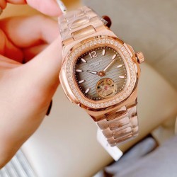 百达翡丽 手雷系列 女款简约飞轮 最强版本 Patek Philippe Seal印记Cal.324 CS自动机械机芯 专柜尺寸33mm 厚度9.5mm 花巨资复刻原版Cal.324 CS机芯 市场现在唯一一个324CS机芯与原装机芯摆轮一致 可谓市场最高版本女表表后 女性对永恒时间理念的钟爱 难以抗拒的柔美气息