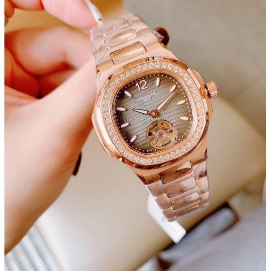 百达翡丽 手雷系列 女款简约飞轮 最强版本 Patek Philippe Seal印记Cal.324 CS自动机械机芯 专柜尺寸33mm 厚度9.5mm 花巨资复刻原版Cal.324 CS机芯 市场现在唯一一个324CS机芯与原装机芯摆轮一致 可谓市场最高版本女表表后 女性对永恒时间理念的钟爱 难以抗拒的柔美气息 百达翡丽 手雷系列 女款简约飞轮 最强版本 Patek Philippe Seal印记Cal.324 CS自动机械机芯 专柜尺寸33mm 厚度9.5mm 花巨资复刻原版Cal.324 CS机芯 市场现在唯一一个324CS机芯与原装机芯摆轮一致 可谓市场最高版本女表表后 女性对永恒时间理念的钟爱 难以抗拒的柔美气息