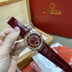 进口牛皮表带年关将至，中国红。新款来袭！欧米伽/OMEGA星座系列最经典的一款 很多客人在找外圈带钻的欧米伽 此款硬货来了，此款星座系列中国红钻石女表，手表直径34mm.采用日本1731机械机芯，（1:1）防炫目蓝宝石镜面，手表全套316L钢材，女士专用折叠扣。字面一级天然河贝母面镶嵌钻石刻度奢侈典雅.底盖为透视玻璃蓝宝石，机芯甲板采用欧米茄一贯批花风格，显示出超强立体感。搭配深红色鳄鱼皮、牛皮俩种选择。