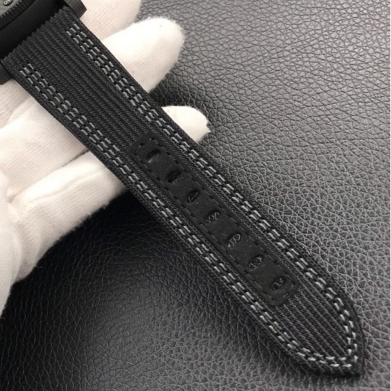 VS新品预售：2019日内瓦沛纳海新款：PAM979—PAM616的弟弟：全新碳纤维表盘。预售期间下单，额外获赠2019年沛纳海官方定制布带。数量不多，仅限首批客户。