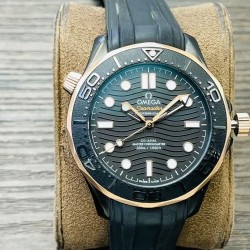 OMEGA 欧米茄【墨黑海马，桀骜登场】新品海马系列300米。表圈、波纹图案表盘均采用黑色氧化锆1Zr021陶瓷制成。镂空指针及12点位的圆点，均覆有Super-LumiNova夜光涂层。机芯的运转美态清晰可见。透过采用波纹边缘设计的蓝宝石玻璃表背，可以欣赏到8806机芯！
