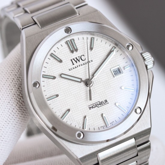IWC 万国 全新工程师系列!全自动腕表40重塑了上世纪70年代杰罗.尊达风格!表盘经典网格设计和多边形螺丝表壳巨显独特,表带中间链节分别是(全沙带和中亮光)两种,同原装接件加强了腕表更适人体贴合度,蝴蝶式折叠表扣使佩戴感更加舒适。采用2824机芯改同32111机内配防磁盖2824机芯更加稳定!!尺寸40mm厚度10.7mm,冰蓝夜光 ,同时兼具典雅气质与动感活力,外观低调内敛,性能丰富多样。 IWC 万国 全新工程师系列!全自动腕表40重塑了上世纪70年代杰罗.尊达风格!表盘经典网格设计和多边形螺丝表壳巨显独特,表带中间链节分别是(全沙带和中亮光)两种,同原装接件加强了腕表更适人体贴合度,蝴蝶式折叠表扣使佩戴感更加舒适。采用2824机芯改同32111机内配防磁盖2824机芯更加稳定!!尺寸40mm厚度10.7mm,冰蓝夜光 ,同时兼具典雅气质与动感活力,外观低调内敛,性能丰富多样。