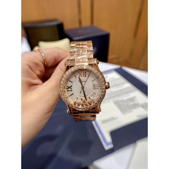 《YF出品》萧邦Happy Diamonds系列在女士腕表当中非常具有标志性,这款腕表拥有36和30毫米的腕表直径,对于大部分女士来说这个尺寸刚刚好。极具标志性的表壳设计搭配银色表盘,盘面上转动的钻石是萧邦Happy Diamonds最大的亮点设计所在。腕表搭载了自动上链机芯,能够为腕表提供42个小时的动力储存。。。YF臻品(2021新鲜上市):萧邦HAPPY DIAMONDS系列274893-5003腕表(精钢-玫瑰金-白色贝壳表盘,7颗彩色活动钻石,2892-2全自动机械,36毫米) 《YF出品》萧邦Happy Diamonds系列在女士腕表当中非常具有标志性,这款腕表拥有36和30毫米的腕表直径,对于大部分女士来说这个尺寸刚刚好。极具标志性的表壳设计搭配银色表盘,盘面上转动的钻石是萧邦Happy Diamonds最大的亮点设计所在。腕表搭载了自动上链机芯,能够为腕表提供42个小时的动力储存。。。YF臻品(2021新鲜上市):萧邦HAPPY DIAMONDS系列274893-5003腕表(精钢-玫瑰金-白色贝壳表盘,7颗彩色活动钻石,2892-2全自动机械,36毫米)