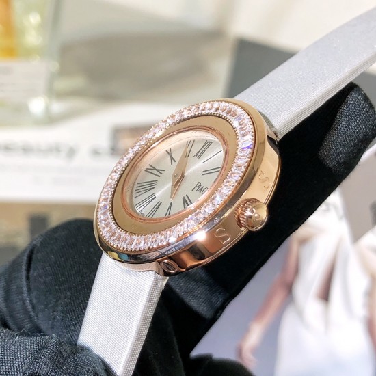 新方钻 伯爵-PIAGET,POSESSION时来运转系列,女士皮带腕表,镶饰方钻石,旋转圈口。这款高级女士腕表以Posession系列的标志性旋转圆环为灵感,搭配璀璨钻石彰显标志性风格,进口瑞士机芯,蓝宝石水晶玻璃,采用原装针式表扣佩戴方便!尺寸:29mm实物拍摄品质如一! 新方钻 伯爵-PIAGET,POSESSION时来运转系列,女士皮带腕表,镶饰方钻石,旋转圈口。这款高级女士腕表以Posession系列的标志性旋转圆环为灵感,搭配璀璨钻石彰显标志性风格,进口瑞士机芯,蓝宝石水晶玻璃,采用原装针式表扣佩戴方便!尺寸:29mm实物拍摄品质如一!