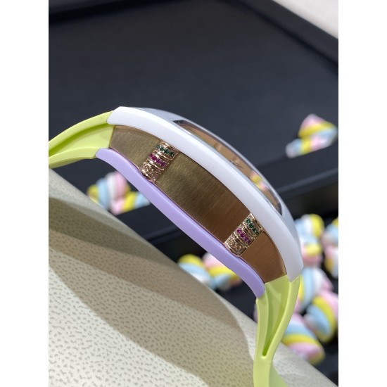 实拍 理查德米勒 RichardMille 糖果棉花糖 最新爆款 bon bon系列最稀有的作品!克服传统工艺打破模式!钟表最受尊敬的技术之一。不是所有人的嫁妆,棉花糖运动曲线和颜色,它们是诱人的。有了理查德米勒,实现了把棉花糖戴在你的手腕上!白色陶瓷加上黄粉绿搪瓷表盘,RM-07柔和的颜色创造了一个组合...甜蜜!糖果店的一次旅行,一个让人难以置信的艺术品。你会戴上它吗? 实拍 理查德米勒 RichardMille 糖果棉花糖 最新爆款 bon bon系列最稀有的作品!克服传统工艺打破模式!钟表最受尊敬的技术之一。不是所有人的嫁妆,棉花糖运动曲线和颜色,它们是诱人的。有了理查德米勒,实现了把棉花糖戴在你的手腕上!白色陶瓷加上黄粉绿搪瓷表盘,RM-07柔和的颜色创造了一个组合...甜蜜!糖果店的一次旅行,一个让人难以置信的艺术品。你会戴上它吗?