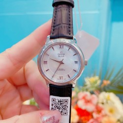 专柜同步发售欧米茄（OMEGA)  【精湛品质-女神专属】-女士精品腕表 碟飞典雅系列 原版复刻1:1，表款堪称是系列中最迷人的表款之一，尽显优雅气质与低调奢华，顶端表壳以316精钢打造，搭载日本进口西铁城机械 零返修  来自进口316钢表带 历经多道工序，防汗水，耐腐蚀 表盘-蓝宝石高清镜面 壳身整体超强立体感 精雕细琢，卓绝技艺 品质保证 尺寸：32mm厚11mm 时尚百搭，精致华贵呈现自然魅力