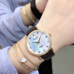 实拍 劳力士2020新品女性腕表 高级腕表ROLEX，一见倾心。劳力士切利尼女款奢华版惊艳上市，表面镶嵌12颗施洛华世奇彩钻，蕴意生命多姿多彩。表盘32尺寸，适配所有女神的手腕。手表搭载进口9015机芯，厚度仅为8毫米，足够薄，让您佩戴更舒适！