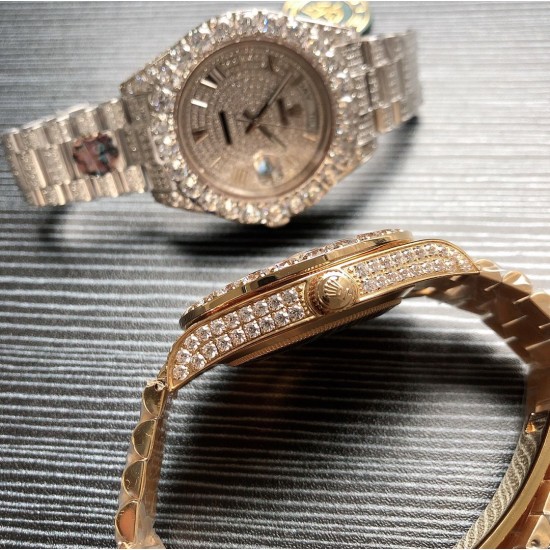 劳力士ROLEX R40 SF Factory 新款Oyster Perpetual Pearlmaster 39(蚝式恒动Pearlmaster 39)腕表,堪为宝石镶嵌腕表系列之瑰宝。 永恒黄金腕表镶嵌最珍稀的钻石,充分展现劳力士在宝石镶嵌方面的非凡技艺。品牌:Rolex劳力士系列:蚝式恒动腕表机芯:全自动机械表带:镶钻精钢表链尺寸:43.5 x 13mm材料:316精钢+蓝宝石玻璃 三杰精致推荐男士机械腕表 SJ为你精心打造超真实实物图拍摄 劳力士ROLEX R40 SF Factory 新款Oyster Perpetual Pearlmaster 39(蚝式恒动Pearlmaster 39)腕表,堪为宝石镶嵌腕表系列之瑰宝。 永恒黄金腕表镶嵌最珍稀的钻石,充分展现劳力士在宝石镶嵌方面的非凡技艺。品牌:Rolex劳力士系列:蚝式恒动腕表机芯:全自动机械表带:镶钻精钢表链尺寸:43.5 x 13mm材料:316精钢+蓝宝石玻璃 三杰精致推荐男士机械腕表 SJ为你精心打造超真实实物图拍摄