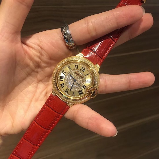 来货~实拍爆款黄金色卡地亚蓝气球满钻系列双排四角钻✨超美人工镶嵌施华洛世奇水晶钻 字面全钻尽显高端品质 鳄鱼纹小牛皮搭配原装折叠扣 方便携带 瑞士石英机芯 百搭尺寸36mm(金玫白可选)适合各种高大上场合❗️ 来货~实拍爆款黄金色卡地亚蓝气球满钻系列双排四角钻✨超美人工镶嵌施华洛世奇水晶钻 字面全钻尽显高端品质 鳄鱼纹小牛皮搭配原装折叠扣 方便携带 瑞士石英机芯 百搭尺寸36mm(金玫白可选)适合各种高大上场合❗️