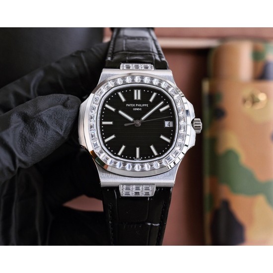 百达翡丽 运动优雅鹦鹉螺!表径40MM,极具奢华的镶施华洛世奇水钻,鹦鹉螺经典的圆润饱满的八角形外形搭配方形水钻更显高贵格调,成就了鹦鹉螺优雅而不失阳刚的经典运动款式。方钻表盘与表壳相呼应,浑然一体,经典的大三针悬于水钻之上,指针转动仿似流水不息、波涛汹涌,把动静之美皆呈现在精巧表盘之上。机芯百达翡丽324机芯,拥有极佳的稳定性,更将手表厚度控制到极致,佩戴更加舒适。 百达翡丽 运动优雅鹦鹉螺!表径40MM,极具奢华的镶施华洛世奇水钻,鹦鹉螺经典的圆润饱满的八角形外形搭配方形水钻更显高贵格调,成就了鹦鹉螺优雅而不失阳刚的经典运动款式。方钻表盘与表壳相呼应,浑然一体,经典的大三针悬于水钻之上,指针转动仿似流水不息、波涛汹涌,把动静之美皆呈现在精巧表盘之上。机芯百达翡丽324机芯,拥有极佳的稳定性,更将手表厚度控制到极致,佩戴更加舒适。