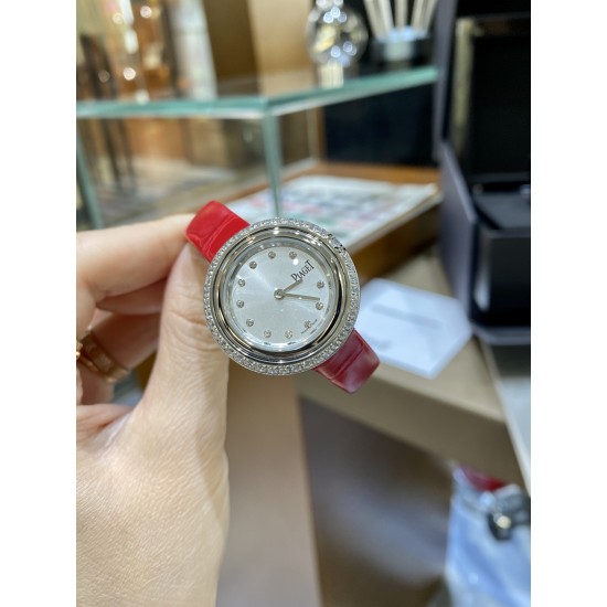 全网女生听我的!买它…❤️。 伯爵“时来运转”顶级奢侈品入门款精致的 29mm尺寸大小!第一眼看到它的时候我一眼就中,首先是外观设计足够百搭,➕上外层一圈可来回转动 很有寓意、一起“转动,遇见非凡”。上手很秀气,彩色鳄鱼皮可轻松拆卸 看上去就高端,机芯采用瑞士进口石英机芯,螺旋式表圈316L精钢打磨抛光 表面光亮如镜、表盘内圈钻石刻度 11颗⭕️圆形美钻(约0.07克拉)外圈一颗圆形美钻(约0.05克拉) 全网女生听我的!买它…❤️。 伯爵“时来运转”顶级奢侈品入门款精致的 29mm尺寸大小!第一眼看到它的时候我一眼就中,首先是外观设计足够百搭,➕上外层一圈可来回转动 很有寓意、一起“转动,遇见非凡”。上手很秀气,彩色鳄鱼皮可轻松拆卸 看上去就高端,机芯采用瑞士进口石英机芯,螺旋式表圈316L精钢打磨抛光 表面光亮如镜、表盘内圈钻石刻度 11颗⭕️圆形美钻(约0.07克拉)外圈一颗圆形美钻(约0.05克拉)