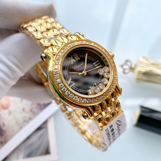 萧邦 Chopard Happy Diamonds 走珠系列腕表。巧妙运用其经典元素,发挥传奇般的大胆创意,展现浓厚的现代气息。天然珍珠贝母表盘搭配罗马、条钉刻度,采用双层玻璃镜面使钻石在表盘悬空游走,进口石英机芯,气质优雅之选,让你举手投足间优雅从容。尺寸32mm*35mm*10mm️ 萧邦 Chopard Happy Diamonds 走珠系列腕表。巧妙运用其经典元素,发挥传奇般的大胆创意,展现浓厚的现代气息。天然珍珠贝母表盘搭配罗马、条钉刻度,采用双层玻璃镜面使钻石在表盘悬空游走,进口石英机芯,气质优雅之选,让你举手投足间优雅从容。尺寸32mm*35mm*10mm️