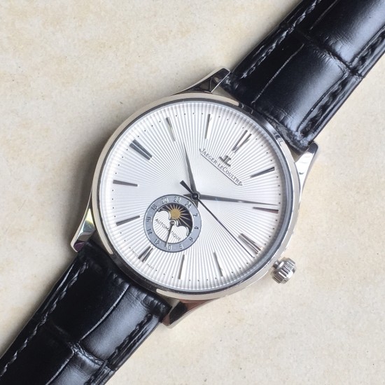 2019推出新款 Jaeger-leCoultre Master Ultra Thin Moon积家超薄月相大师系列42mm腕表,简洁的线条设计,赏心悦目的表盘。 显示令表盘尽显活力,6位24小时指针宛如一幕和谐美妙的腕上芭蕾。透过玻璃底盖,机芯运行一目了然。这款厚度仅5.8毫米的超薄机芯向世人证实,超凡的技艺和极尽复杂的功能可以在狭小的空间内完美展现 2019推出新款 Jaeger-leCoultre Master Ultra Thin Moon积家超薄月相大师系列42mm腕表,简洁的线条设计,赏心悦目的表盘。 显示令表盘尽显活力,6位24小时指针宛如一幕和谐美妙的腕上芭蕾。透过玻璃底盖,机芯运行一目了然。这款厚度仅5.8毫米的超薄机芯向世人证实,超凡的技艺和极尽复杂的功能可以在狭小的空间内完美展现