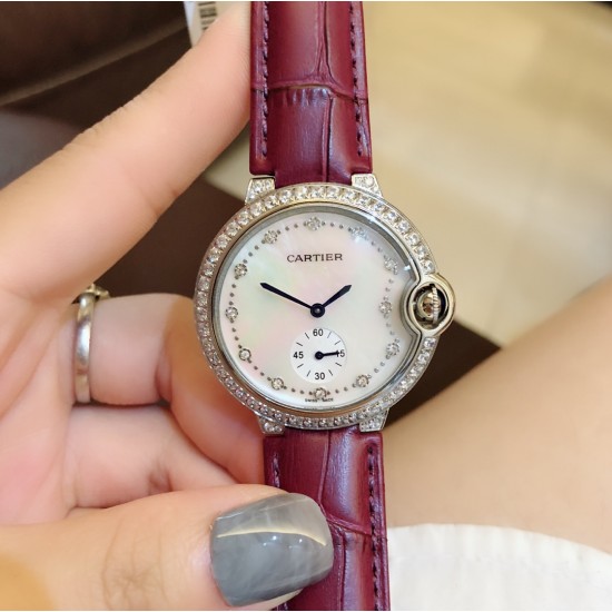 卡地亚 CARTIER 蓝气球奢华系列,316L精钢材质,简约又别具品味,摒弃了现代盛行的繁复华丽的修饰,以简约重新诠释唯美,打造独家高品质,采用高级珍珠贝母制作出表盘,优雅精致高贵气质尽显无漏。尺寸36mm*12mm。 卡地亚 CARTIER 蓝气球奢华系列,316L精钢材质,简约又别具品味,摒弃了现代盛行的繁复华丽的修饰,以简约重新诠释唯美,打造独家高品质,采用高级珍珠贝母制作出表盘,优雅精致高贵气质尽显无漏。尺寸36mm*12mm。