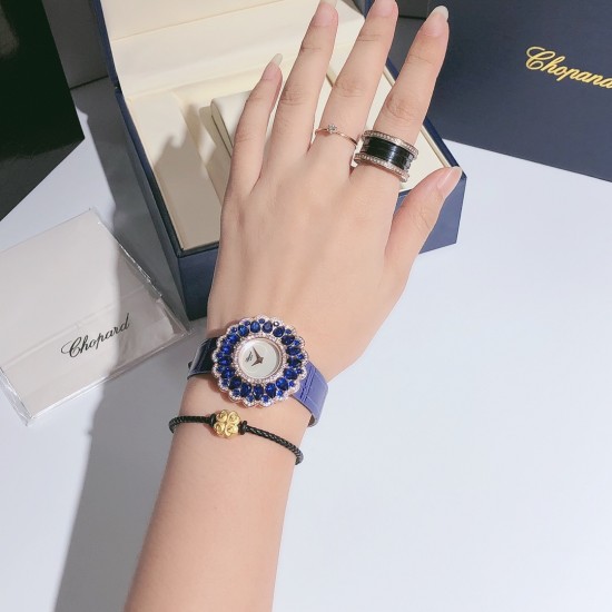 实拍 萧邦-Chopard❥ Precious Chopard系列❥瑞士石英机芯❥蓝宝石玻璃镜面❥表壳直径约36mm 厚度约8mm❥今年以“舞会”为主题,推出Precious Chopard系列高级珠宝与珠宝表新作。以钻石和多种彩色贵重宝石为Precious Chopard系列珠宝装饰出华丽的外衣,由最出色的珠宝师以卓绝工艺精心制作,散发出盛大晚会的恢宏气势。 实拍 萧邦-Chopard❥ Precious Chopard系列❥瑞士石英机芯❥蓝宝石玻璃镜面❥表壳直径约36mm 厚度约8mm❥今年以“舞会”为主题,推出Precious Chopard系列高级珠宝与珠宝表新作。以钻石和多种彩色贵重宝石为Precious Chopard系列珠宝装饰出华丽的外衣,由最出色的珠宝师以卓绝工艺精心制作,散发出盛大晚会的恢宏气势。
