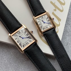 实拍【精品升级版】卡地亚超薄坦克Cartier Tank Solo系列，一款百搭性价比又高的手表 进口瑞士石英机芯，圆珠形表冠，镶嵌一颗凸圆形合成尖晶石，镀银珠光表盘，罗马数字时标，剑形蓝钢指针，蓝宝石水晶镜面，搭配进口牛皮表带，多颜色可搭配。直径：小号2431mm,中号2734mm。佩戴舒适柔软服帖，上手显得高贵又典雅，很气质很女人独家货源。