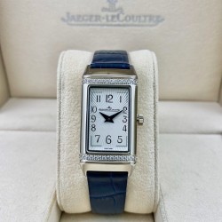 积家JAEGER-LECOULTRE  女士翻转系列：瑞士石英。个性独特魅力，40mmx20mm。材质：精钢打造，蓝宝水晶玻璃，阿拉伯数字表盘，太妃形指针，搭配意大利小牛皮，尽显貴族的风范！