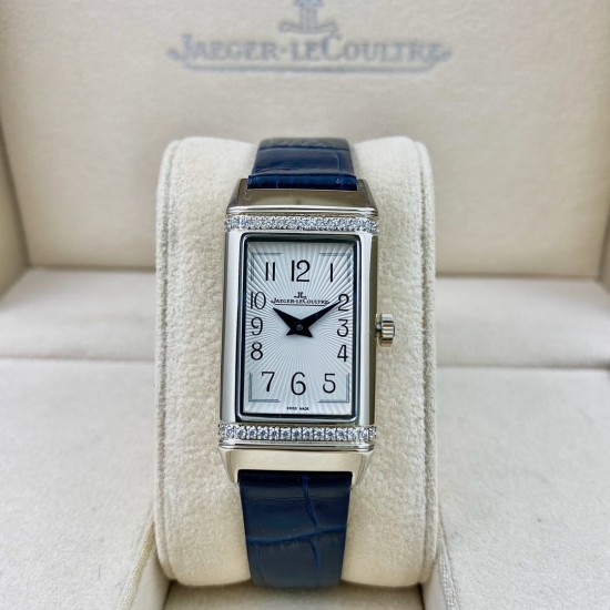 积家JAEGER-LECOULTRE 女士翻转系列:瑞士石英。个性独特魅力,40mmx20mm。材质:精钢打造,蓝宝水晶玻璃,阿拉伯数字表盘,太妃形指针,搭配意大利小牛皮,尽显貴族的风范! 积家JAEGER-LECOULTRE 女士翻转系列:瑞士石英。个性独特魅力,40mmx20mm。材质:精钢打造,蓝宝水晶玻璃,阿拉伯数字表盘,太妃形指针,搭配意大利小牛皮,尽显貴族的风范!