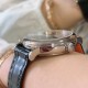 实拍【IWC 2019推出女士全新 Portofino波涛菲诺系列】1⃣️:壳套尺寸34mm/8.8mm采用316精钢材质打磨,每个壳套全程CNC处理所有细节达到完美2⃣️:采用进口日本9015天文台级别经过本厂严格把控 调试 达到零返修稳定性3⃣️:采用瑞士蓝宝石镜面 通透明亮4⃣️字面采用简洁的条丁罗马和表盘十二颗 设计呈现出精致典雅之感5⃣️:表带采用原装快速更换系统 搭配意大利小牛皮皮质柔软细腻:有六种颜色可选(绿色,兰色,黑色,深棕,酒红,粉色)6⃣️:原装表扣采用316精钢材质打磨 实拍【IWC 2019推出女士全新 Portofino波涛菲诺系列】1⃣️:壳套尺寸34mm/8.8mm采用316精钢材质打磨,每个壳套全程CNC处理所有细节达到完美2⃣️:采用进口日本9015天文台级别经过本厂严格把控 调试 达到零返修稳定性3⃣️:采用瑞士蓝宝石镜面 通透明亮4⃣️字面采用简洁的条丁罗马和表盘十二颗 设计呈现出精致典雅之感5⃣️:表带采用原装快速更换系统 搭配意大利小牛皮皮质柔软细腻:有六种颜色可选(绿色,兰色,黑色,深棕,酒红,粉色)6⃣️:原装表扣采用316精钢材质打磨
