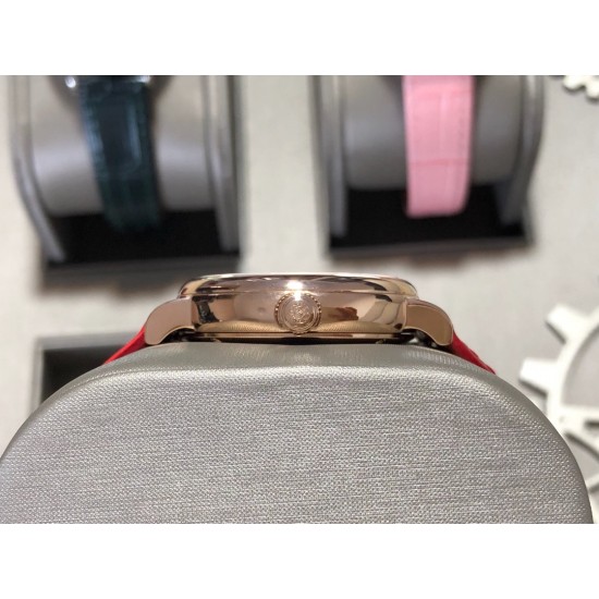 实拍【IWC 2019推出女士全新 Portofino波涛菲诺系列】1⃣️:壳套尺寸34mm/8.8mm采用316精钢材质打磨,每个壳套全程CNC处理所有细节达到完美2⃣️:采用进口日本9015天文台级别经过本厂严格把控 调试 达到零返修稳定性3⃣️:采用瑞士蓝宝石镜面 通透明亮4⃣️字面采用简洁的条丁罗马和表盘十二颗 设计呈现出精致典雅之感5⃣️:表带采用原装快速更换系统 搭配意大利小牛皮皮质柔软细腻:有六种颜色可选(绿色,兰色,黑色,深棕,酒红,粉色)6⃣️:原装表扣采用316精钢材质打磨 实拍【IWC 2019推出女士全新 Portofino波涛菲诺系列】1⃣️:壳套尺寸34mm/8.8mm采用316精钢材质打磨,每个壳套全程CNC处理所有细节达到完美2⃣️:采用进口日本9015天文台级别经过本厂严格把控 调试 达到零返修稳定性3⃣️:采用瑞士蓝宝石镜面 通透明亮4⃣️字面采用简洁的条丁罗马和表盘十二颗 设计呈现出精致典雅之感5⃣️:表带采用原装快速更换系统 搭配意大利小牛皮皮质柔软细腻:有六种颜色可选(绿色,兰色,黑色,深棕,酒红,粉色)6⃣️:原装表扣采用316精钢材质打磨