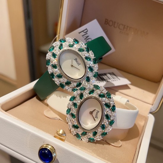 伯爵-PIAGET 全新高级珠宝系列,18K白金.玫瑰金,镶饰两圈马眼型切割美钻一圈22颗(约3.84克拉)-共44颗高级珠宝制作的一大挑战;钻石散发的耀眼光芒,皮带采用轻柔的缎面材质,与钻石造型形成优雅对比。原装尺寸31 X37 mm 伯爵-PIAGET 全新高级珠宝系列,18K白金.玫瑰金,镶饰两圈马眼型切割美钻一圈22颗(约3.84克拉)-共44颗高级珠宝制作的一大挑战;钻石散发的耀眼光芒,皮带采用轻柔的缎面材质,与钻石造型形成优雅对比。原装尺寸31 X37 mm
