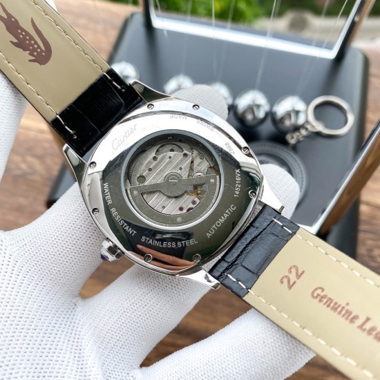 实物拍摄品牌:卡地亚-CARTIER 类型:男士腕表表壳:316精钢(做工上乘)表带:进口小牛皮/316精钢(两种可选)机芯:高级定制全自动机械机芯(走时稳定)材料:高级强化镀膜镜面尺寸:直径42mm,厚度13mm 实物拍摄品牌:卡地亚-CARTIER 类型:男士腕表表壳:316精钢(做工上乘)表带:进口小牛皮/316精钢(两种可选)机芯:高级定制全自动机械机芯(走时稳定)材料:高级强化镀膜镜面尺寸:直径42mm,厚度13mm