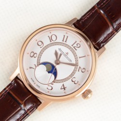 JL Factory最新力作 原版复刻 Jaeger-LeCoultre☘️积家Rendez-VousMoon月相腕表女神必备腕表，精钢/玫瑰金表壳，直径34mm，功能：日历．昼夜星晨，时分秒显示功能，功能与专柜一致，镶钻表圈，蓝宝石水晶表镜表背，银色玑镂表盘，精钢/玫瑰金指针，搭载925A/1自动上链机芯，动力存储40小时，防水50米。JL匠心之作 值得你品鉴！