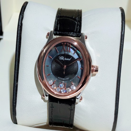 实拍 萧邦-ChopardHappy Sport Oval 石英版本腕表精钢表壳制表工艺与优雅美学风格巧妙结合,以此来展示女性魅力和技术性能。玫瑰金真空电镀材质,既优雅又时尚,以圆润柔美的曲线演绎隽永女性魅力。萧邦对象征永恒的椭圆形展现新颖诠释,打造出一款献给女性的臻礼,许下一个象征快乐的诚挚诺言。Happy Spor欢快嬉戏、自由旋转的水钻珠子在两片蓝宝石水晶之间愉悦轻舞。表壳 约30mm珍珠贝壳彩色表盘搭配光泽亮皮纹表带针扣穿戴C表扣。 实拍 萧邦-ChopardHappy Sport Oval 石英版本腕表精钢表壳制表工艺与优雅美学风格巧妙结合,以此来展示女性魅力和技术性能。玫瑰金真空电镀材质,既优雅又时尚,以圆润柔美的曲线演绎隽永女性魅力。萧邦对象征永恒的椭圆形展现新颖诠释,打造出一款献给女性的臻礼,许下一个象征快乐的诚挚诺言。Happy Spor欢快嬉戏、自由旋转的水钻珠子在两片蓝宝石水晶之间愉悦轻舞。表壳 约30mm珍珠贝壳彩色表盘搭配光泽亮皮纹表带针扣穿戴C表扣。