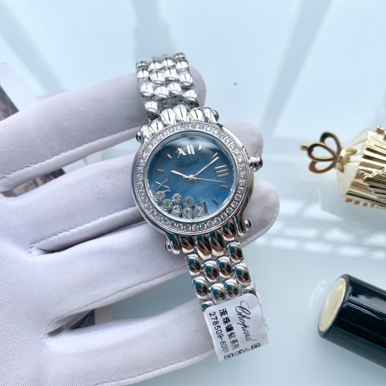 萧邦 Chopard Happy Diamonds 走珠系列腕表。巧妙运用其经典元素,发挥传奇般的大胆创意,展现浓厚的现代气息。天然珍珠贝母表盘搭配罗马、条钉刻度,采用双层玻璃镜面使钻石在表盘悬空游走,进口石英机芯,气质优雅之选,让你举手投足间优雅从容。尺寸32mm*35mm*10mm️ 萧邦 Chopard Happy Diamonds 走珠系列腕表。巧妙运用其经典元素,发挥传奇般的大胆创意,展现浓厚的现代气息。天然珍珠贝母表盘搭配罗马、条钉刻度,采用双层玻璃镜面使钻石在表盘悬空游走,进口石英机芯,气质优雅之选,让你举手投足间优雅从容。尺寸32mm*35mm*10mm️