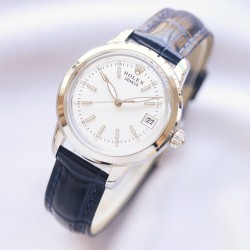 爆款推荐演绎百变女神，年度最佳女款  劳力士新款ROLEX  时尚女表 简约三针 夜时超强夜光独特3⃣️字位日历 1⃣️团队历时9个月精心设计，敢为人先，力求完美，突破多层技术瓶颈 2️⃣ 市场独家最新锅盖玻璃材质，超强的3D立体感，超薄工艺，直径35mm3️⃣款式采用原装9015机芯（非国产），每小时振频28800次，零返修质量✅4️⃣款式搭配意大利牛皮让手腕更贴合舒适！