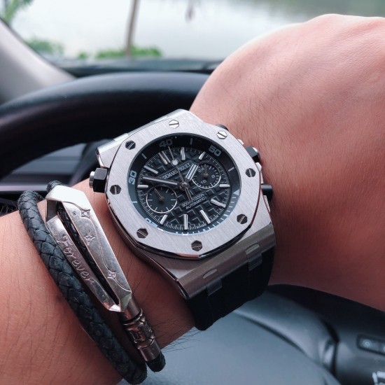男款⌚️品牌:爱彼-AP皇家橡树 五针多功能男士石英腕表,高级蓝宝石镜面,全自动进口多功能计时跑秒石英机芯,走时稳定0时差 配备顶级316L精钢钢壳,原装天然橡胶表带,搭配原装扣 尺寸43mm,三杰精心推荐男士多功能计时跑秒石英腕表 SJ为你精心打造超真实实物图拍摄 让你超真实实物图体验 男款⌚️品牌:爱彼-AP皇家橡树 五针多功能男士石英腕表,高级蓝宝石镜面,全自动进口多功能计时跑秒石英机芯,走时稳定0时差 配备顶级316L精钢钢壳,原装天然橡胶表带,搭配原装扣 尺寸43mm,三杰精心推荐男士多功能计时跑秒石英腕表 SJ为你精心打造超真实实物图拍摄 让你超真实实物图体验