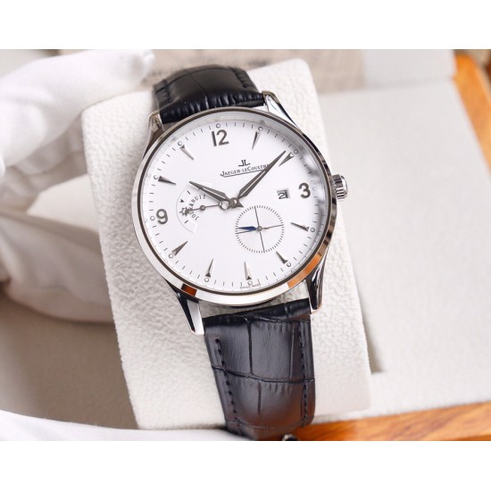 积家 Jaeger-leCoultre Master Ultra Thin 24 times 积家超薄日夜大师系列42mm腕表,日夜显示及3位日历显示令表盘尽显活力,5位跳动的小秒针宛如一幕和谐美妙的腕上芭蕾。透过玻璃底盖,机芯运行一目了然。 积家 Jaeger-leCoultre Master Ultra Thin 24 times 积家超薄日夜大师系列42mm腕表,日夜显示及3位日历显示令表盘尽显活力,5位跳动的小秒针宛如一幕和谐美妙的腕上芭蕾。透过玻璃底盖,机芯运行一目了然。