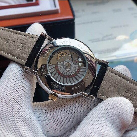 品牌：欧米茄-OMEGA  F9 类型：[酷]男士腕表 双层字面 立体感强表壳：316精钢（做工优质）表带：进口小牛皮/316精钢（两种可选）机芯：高级定制全自动机械机芯（走时稳定）玻璃：高级强化镀膜镜面尺寸：直径40mm，厚度12.5mm 三杰精致推荐男士机械腕表 SJ为你精心挑选超真实c实物图拍摄