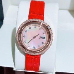 ★实拍 伯爵-PIAGET，时尚石英女款，来自Possession系列诚意推荐，魅力十足的臻品采用瑞士石英机芯，蓝宝石水晶玻璃镜面，表圈可360度旋转，在不经意的旋转之间带来不同的好心情灵动搭配，转动间，专属于你独一无二的个性造型耀目而生有光圈、单排钻和双排钻任性选择！表壳直径34mm厚度8mm。