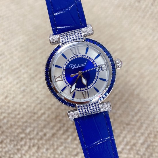 ★实拍 萧邦 CHOPARD IMPERIALE 系列腕表。独特风格带您走进一个新阶段并且成功塑造了崇尚自我表达和与众不同的生活化概念,316精钢材质,此表款全手工镶嵌施华洛世奇水晶钻,成为了美式奢侈生活风格的代表!进口石英机芯以及精细做工,佩戴贴手舒适,设计风格简约明朗。充满奢华璀璨的气息,光彩夺人、让你瞬间提升华丽的气质 ! ★实拍 萧邦 CHOPARD IMPERIALE 系列腕表。独特风格带您走进一个新阶段并且成功塑造了崇尚自我表达和与众不同的生活化概念,316精钢材质,此表款全手工镶嵌施华洛世奇水晶钻,成为了美式奢侈生活风格的代表!进口石英机芯以及精细做工,佩戴贴手舒适,设计风格简约明朗。充满奢华璀璨的气息,光彩夺人、让你瞬间提升华丽的气质 !