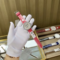 实拍 v18出品 狠货来袭 积家 约会大师 升级版最新24小时日月星辰 日月分明 女士腕表 珠宝镶钻设计风格首次使用高级珠宝的爪镶工艺而非常罕见轨道镶嵌！采用锆石材料。鲜艳光泽强！壳套：珠宝镶钻表壳、316L精钢玻璃：采用蓝宝石水晶表镜表盘：珍珠母贝镶钻表盘、台湾厂立体数字真钉立体！太阳月亮浮现出立体效果24小时日月分明表带：美洲鳄鱼皮表带尺寸：直径36mm，厚度8.8mm机芯：瑞士进口机芯体现出高贵优雅气质、材质进口质量保证零0⃣返修