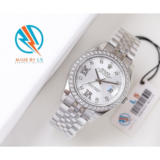 LS精品 〔最高品质 年末巨献〕劳力士(Rolex)日志月相型,一一问世便卓而不凡,品德超群,庄重、实用、不显浮华的风格广受成功人士喜爱,逐渐深刻人心,并备受各界人士推重。品质精良,工艺精湛,糅合尊贵、典雅和独特气质于一身,位列世界手表业之翘楚,904蚝式钢 18k微纳米电镀金,直径41mm 厚度1.0,全自动进口机芯,21600每小时振荡次数,动力储备48小时,表带:五珠带,三度防水性能,9字位日月星辰美轮美奂,返修率几乎为零,请君放心购! LS精品 〔最高品质 年末巨献〕劳力士(Rolex)日志月相型,一一问世便卓而不凡,品德超群,庄重、实用、不显浮华的风格广受成功人士喜爱,逐渐深刻人心,并备受各界人士推重。品质精良,工艺精湛,糅合尊贵、典雅和独特气质于一身,位列世界手表业之翘楚,904蚝式钢 18k微纳米电镀金,直径41mm 厚度1.0,全自动进口机芯,21600每小时振荡次数,动力储备48小时,表带:五珠带,三度防水性能,9字位日月星辰美轮美奂,返修率几乎为零,请君放心购!