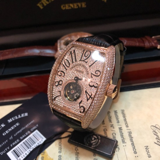【独家实拍 法兰克穆勒-Franck muller 男士腕表 】法兰克穆勒 FM全新升级版 酒桶满天星,8880 CC AT 飞轮系列 ,独具一格匠心之作,精工雕刻镶嵌数字飞轮表盘,正明珠自动上链机械机芯 原装1:1 功能 暗喻不拘一格的独立型格,耐磨蓝光水晶镜面 304L精钢镶钻外壳 经过多道工序制作而成,不惜代价还原正品! 复古摩登与现代张扬兼具,佩戴于腕间,彰显独特品味! 【独家实拍 法兰克穆勒-Franck muller 男士腕表 】法兰克穆勒 FM全新升级版 酒桶满天星,8880 CC AT 飞轮系列 ,独具一格匠心之作,精工雕刻镶嵌数字飞轮表盘,正明珠自动上链机械机芯 原装1:1 功能 暗喻不拘一格的独立型格,耐磨蓝光水晶镜面 304L精钢镶钻外壳 经过多道工序制作而成,不惜代价还原正品! 复古摩登与现代张扬兼具,佩戴于腕间,彰显独特品味!