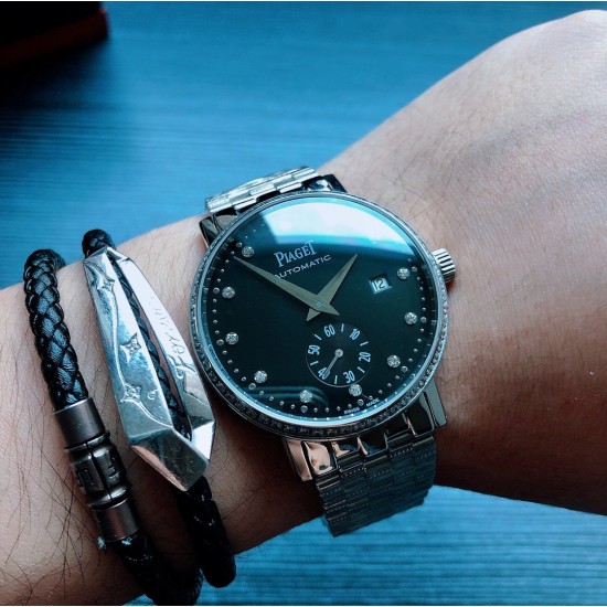 伯爵 Piaget Z2 精品男士腕表,经典两针半设计,圈口镶钻 尊贵大气,绅士风范,卓越品质,热卖全城。采用进口全自动2824 机械机芯(零返修),顶级316精钢表壳 伯爵经典表带, 蓝宝石抗魔镜面,尺寸42*12 三杰为你精致推荐男士精品机械腕表 精致传承真实效果 SJ品质的保证 伯爵 Piaget Z2 精品男士腕表,经典两针半设计,圈口镶钻 尊贵大气,绅士风范,卓越品质,热卖全城。采用进口全自动2824 机械机芯(零返修),顶级316精钢表壳 伯爵经典表带, 蓝宝石抗魔镜面,尺寸42*12 三杰为你精致推荐男士精品机械腕表 精致传承真实效果 SJ品质的保证