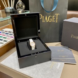 RF厂伯爵新款小号26mm。Limelight Gala系列的女性钻石手表是绝对诱惑的标志，表盘独特的6与9的造型，混合艺术，设计和珠宝，他们赞扬充满活力和大胆女性气质。在伯爵的眼里，每一位演绎人生故事的女主角，都注定拥有出众魅力！别出心裁，不断进阶超越。尺寸26mm  机芯：瑞士朗达机芯 玻璃：蓝宝石镜面 皮带：美洲鳄鱼皮