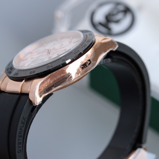 顶级做工KS出品:劳力士 恒动宇宙计时型迪通拿 【尺寸】40MM【表镜】抗刮损蓝水晶玻璃 防反光凸透式放大日历窗【表壳】上链表冠,旋入式三扣锁三重防水系统【机芯】采用7750机芯,高效精准稳定【表带】腕表搭配折叠式表扣,且表扣具有微调装置,可以调到非常的贴合手腕 折叠扣 超强夜光 防水大于100米 顶级做工KS出品:劳力士 恒动宇宙计时型迪通拿 【尺寸】40MM【表镜】抗刮损蓝水晶玻璃 防反光凸透式放大日历窗【表壳】上链表冠,旋入式三扣锁三重防水系统【机芯】采用7750机芯,高效精准稳定【表带】腕表搭配折叠式表扣,且表扣具有微调装置,可以调到非常的贴合手腕 折叠扣 超强夜光 防水大于100米