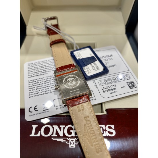 LA厂出品 浪琴表黛绰维纳20.80 X 32.00mm 石英女士腕表!正品原装机芯L178石英机芯!拥有低电量提醒功能!石英机芯没电了秒针会四秒一跳!这个时候就需要换电池啦!浪琴排名皇后级别的当属黛绰维纳系列女表 以意大利语中的Dolce Vita为名 寓意甜美生活 寓意意式生活邂逅现代浪漫 通过几何线条与柔美曲线塑造出现代优雅与妩媚姿态 银色表盘的雕花、以及蓝钢指针等精致细节都烘托出佩戴者纯正的优雅与贵气 ! LA厂出品 浪琴表黛绰维纳20.80 X 32.00mm 石英女士腕表!正品原装机芯L178石英机芯!拥有低电量提醒功能!石英机芯没电了秒针会四秒一跳!这个时候就需要换电池啦!浪琴排名皇后级别的当属黛绰维纳系列女表 以意大利语中的Dolce Vita为名 寓意甜美生活 寓意意式生活邂逅现代浪漫 通过几何线条与柔美曲线塑造出现代优雅与妩媚姿态 银色表盘的雕花、以及蓝钢指针等精致细节都烘托出佩戴者纯正的优雅与贵气 !