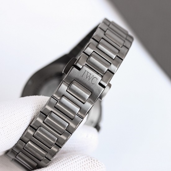 IWC 万国 全新工程师系列!全自动腕表40重塑了上世纪70年代杰罗.尊达风格!表盘经典网格设计和多边形螺丝表壳巨显独特,表带中间链节分别是(全沙带和中亮光)两种,同原装接件加强了腕表更适人体贴合度,蝴蝶式折叠表扣使佩戴感更加舒适。采用2824机芯改同32111机内配防磁盖2824机芯更加稳定!!尺寸40mm厚度10.7mm,冰蓝夜光 ,同时兼具典雅气质与动感活力,外观低调内敛,性能丰富多样。 IWC 万国 全新工程师系列!全自动腕表40重塑了上世纪70年代杰罗.尊达风格!表盘经典网格设计和多边形螺丝表壳巨显独特,表带中间链节分别是(全沙带和中亮光)两种,同原装接件加强了腕表更适人体贴合度,蝴蝶式折叠表扣使佩戴感更加舒适。采用2824机芯改同32111机内配防磁盖2824机芯更加稳定!!尺寸40mm厚度10.7mm,冰蓝夜光 ,同时兼具典雅气质与动感活力,外观低调内敛,性能丰富多样。