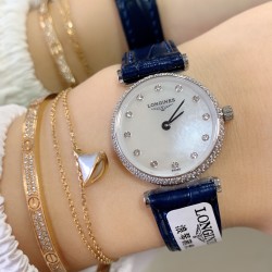 实拍 LONGINES【浪琴】新款女士腕表小巧精致，以钻石装饰、搭配色彩鲜明鳄鱼皮表带，优雅藏在细节里，时尚高雅的来凸显个人风格，优雅地停留在手腕，纯钢表壳，瑞士机芯，蓝宝石镜面，