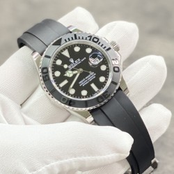劳力士ROLEX游艇名仕型 搭载3235机芯，动力可以维持72小时，双向旋转60分钟刻度外圈配哑黑色Cerachrom陶质圈口，凸显抛光立体数字！42mm直径 ！新款时针增大，分针缩细，增强了可读性。新款Pyesterflex橡胶表带亦配备蚝式保险扣，佩戴稳固从而更加舒适！字面刻度填充进口Chromalight长效果蓝色物料！jvs厂出品，出货实拍